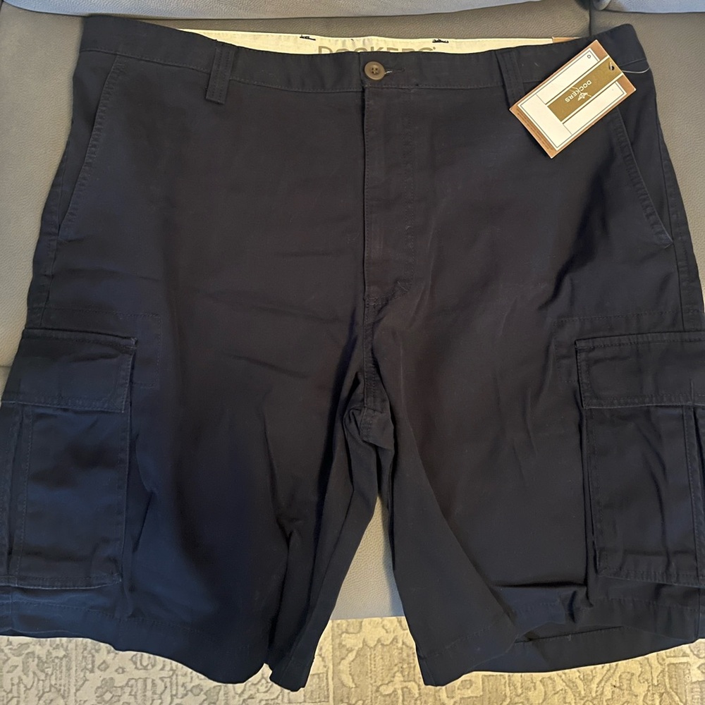 Dockers men’s 40” waist NWT. Navy blue cargo shorts. Smoke free home. - Picture 1 of 8